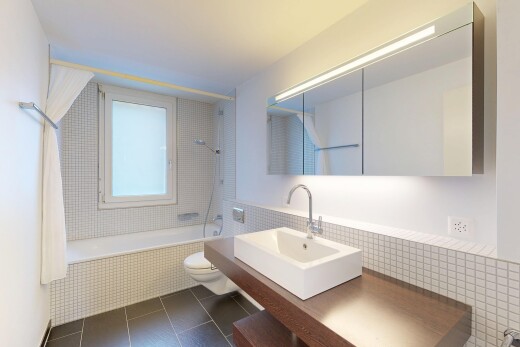 bad mit spiegel, kombiniertes bad / dusche, komplettes badezimmer, inside property, und toilette