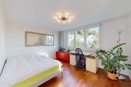 zimmer / schlafzimmer mit wood finish floor, holzfußboden, drywall, gipskartonwand, und natural light