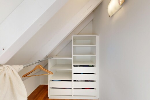 begehbarer kleiderschrank mit wood finish floor und holzfußboden