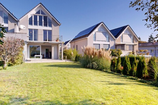 außenansicht mit terrasse, rasen, day time, stuckverkleidung, und property visible