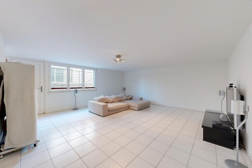 wohnzimmer mit natural light, natürliches licht, inside property, tile floor, und fliesenboden