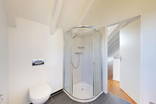 bad mit komplettes badezimmer, tile floor, fliesenboden, inside property, und dusche