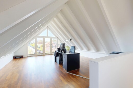 leerer raum mit wood finish floor, holzfußboden, beamed ceiling, balkendecke, und inside property