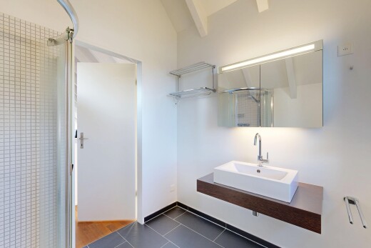 bad mit fliesenboden, tile floor, inside property, komplettes badezimmer, und spiegel