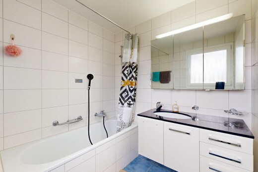 salle de bains avec tile tub, douche-bain combinés, salle de bain complète, mur en carrelage, et tile wall