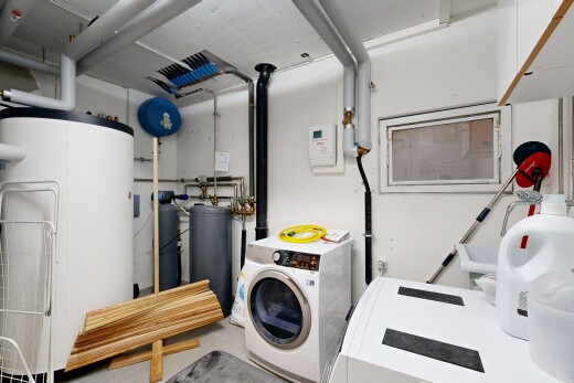 buanderie avec chauffe-eau, inside property, lave-linge et sèche-linge séparés, cloison sèche, et drywall