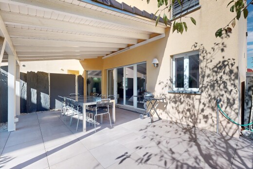 terrasse avec property visible, coin repas extérieur, et terrasse