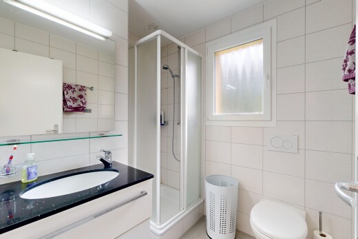 salle de bains avec mur en carrelage, tile wall, lumière naturelle, natural light, et salle de bain complète