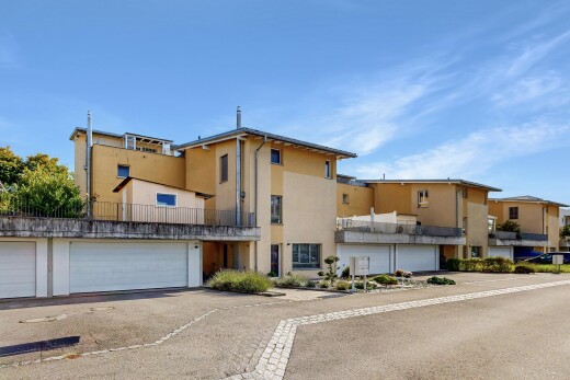 extérieur du bâtiment avec day time, property visible, garage, et allée
