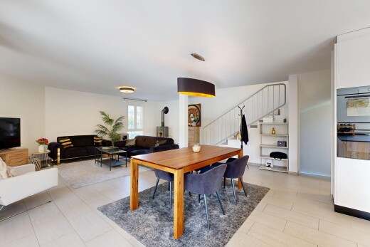 salon / salle à manger avec lumière naturelle, natural light, cloison sèche, drywall, et poêle à bois