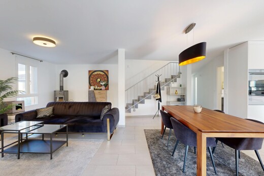 salon / salle à manger avec escaliers, cloison sèche, drywall, inside property, et poêle à bois