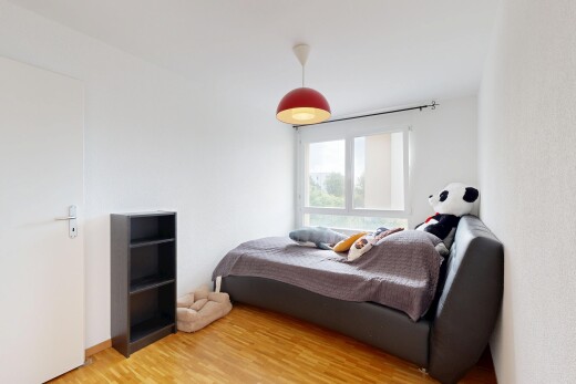 chambre avec sol en finition bois, wood finish floor, lumière naturelle, natural light, et inside property