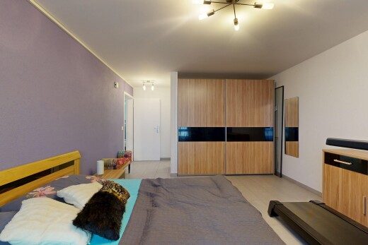 chambre avec cloison sèche, drywall, inside property, plinthes murales, et baseboards wall