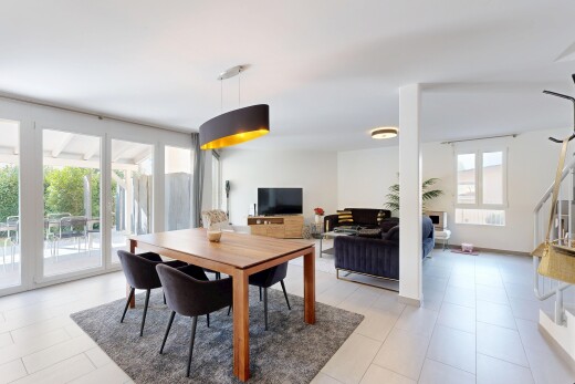 salle à manger avec inside property, télévision, cloison sèche, lumière naturelle, et drywall