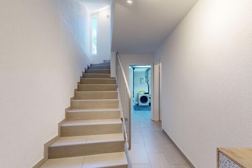 escaliers avec inside property, sol en carrelage, tile floor, lave-linge et sèche-linge, et escaliers