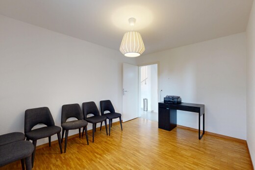 salon avec cloison sèche, drywall, sol en finition bois, wood finish floor, et inside property