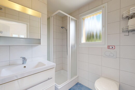 salle de bains avec mur en carrelage, tile wall, lumière naturelle, natural light, et lavabo (ou coiffeuse selon le contexte)