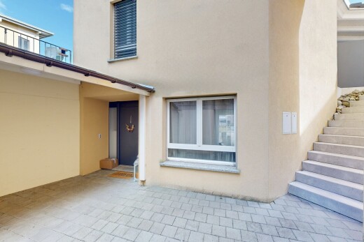 terrasse avec property visible, escaliers, day time, et terrasse