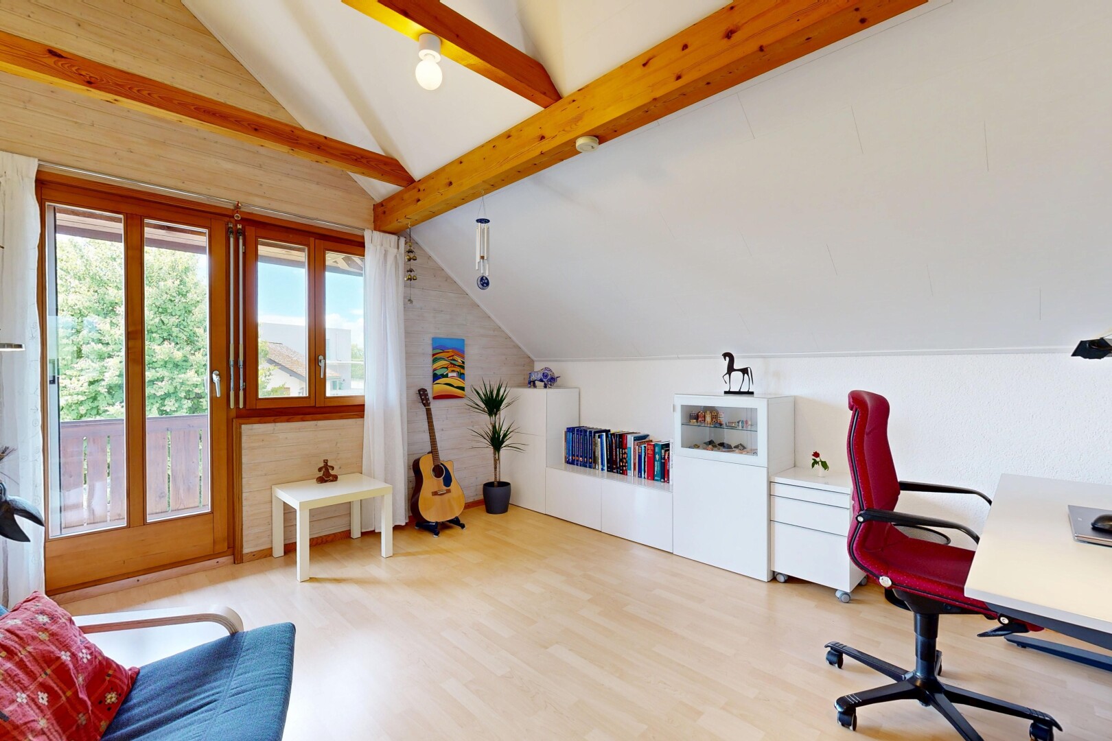 bureau avec plafond voûté, vaulted ceiling, sol en finition bois, wood finish floor, et espace bureau