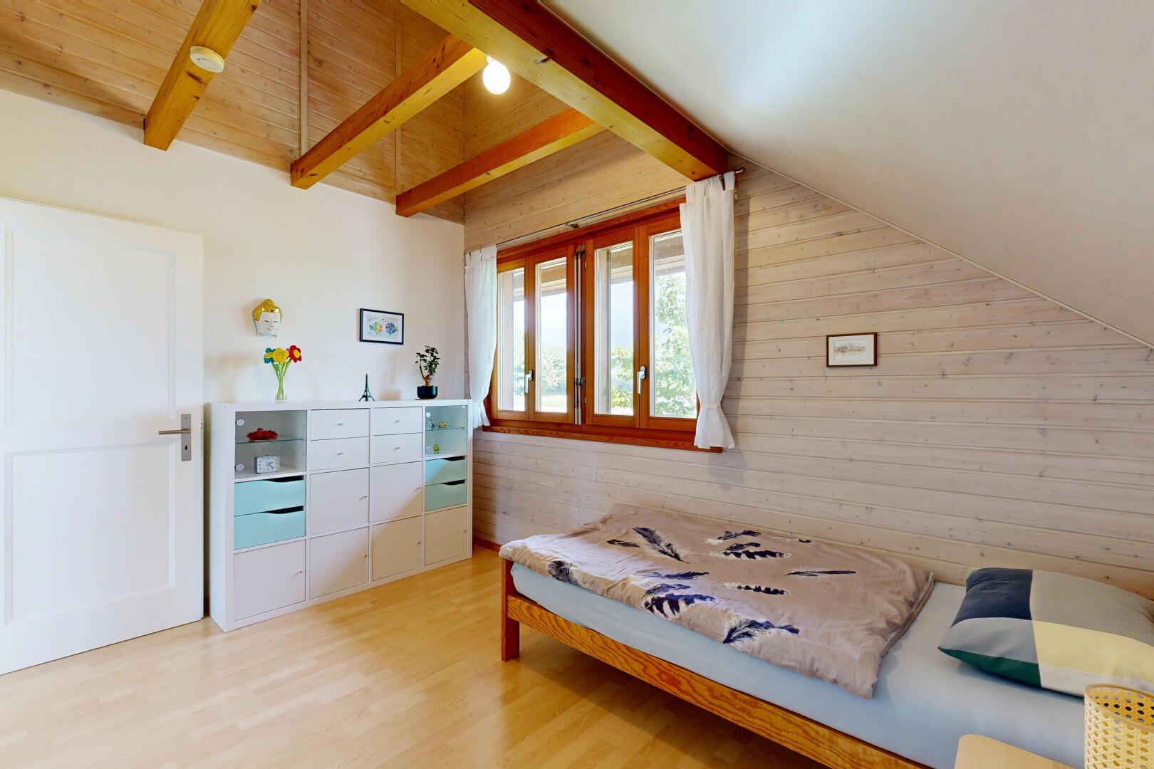chambre avec mur en bois, wood wall, plafond voûté, vaulted ceiling, et sol en finition bois