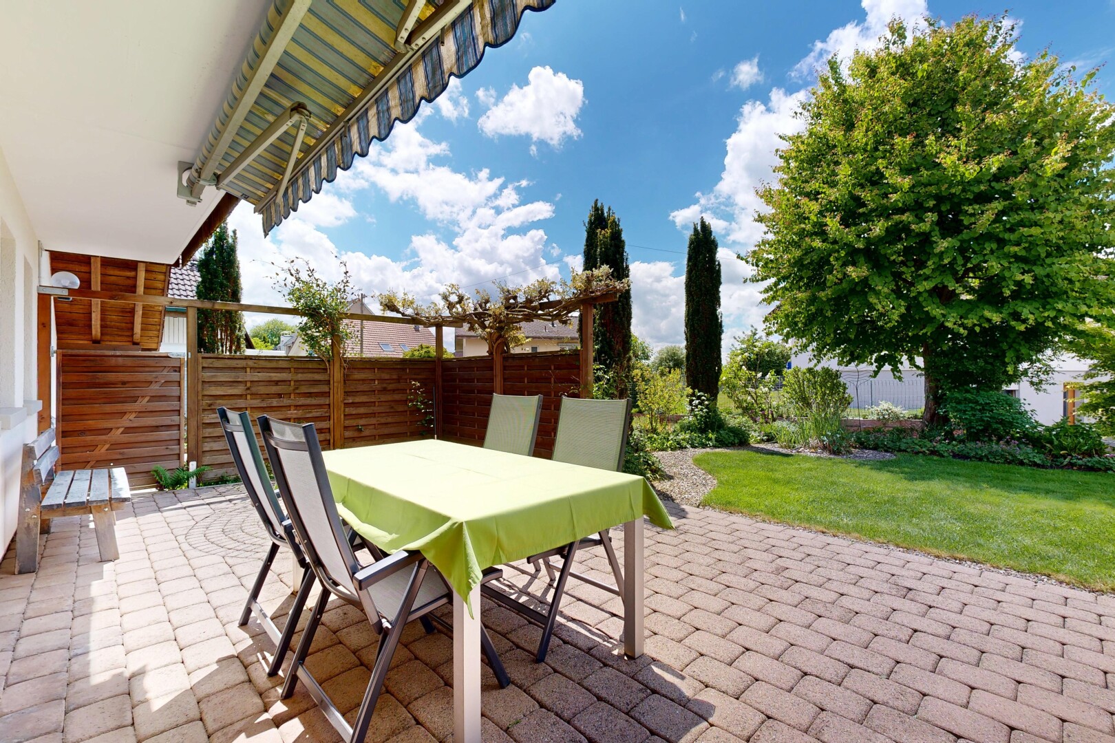 terrasse avec coin repas extérieur, from property, terrasse, clôture, et auvent