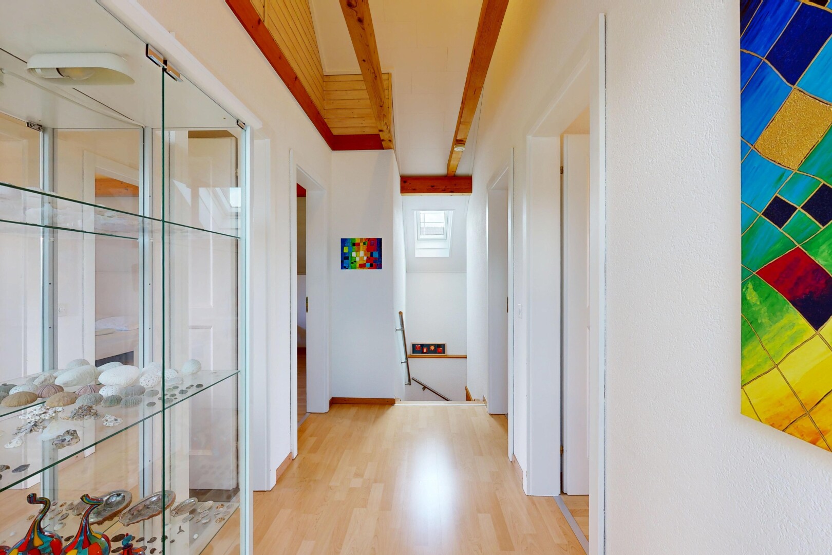 couloir avec drywall, cloison sèche, wood finish floor, sol en finition bois, et inside property