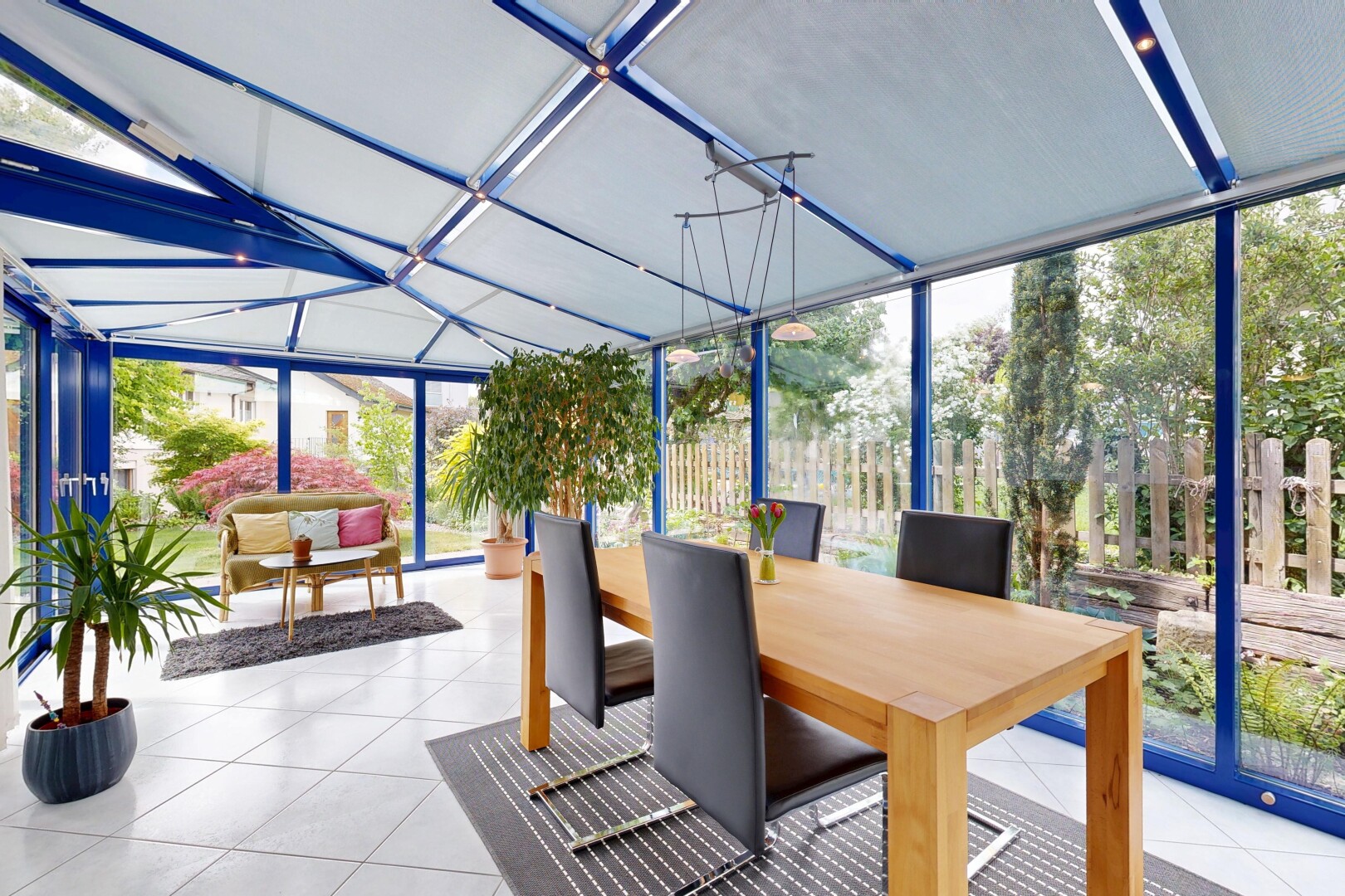 salle à manger avec véranda, sol en carrelage, tile floor, fenêtres du sol au plafond, et floor ceiling windows