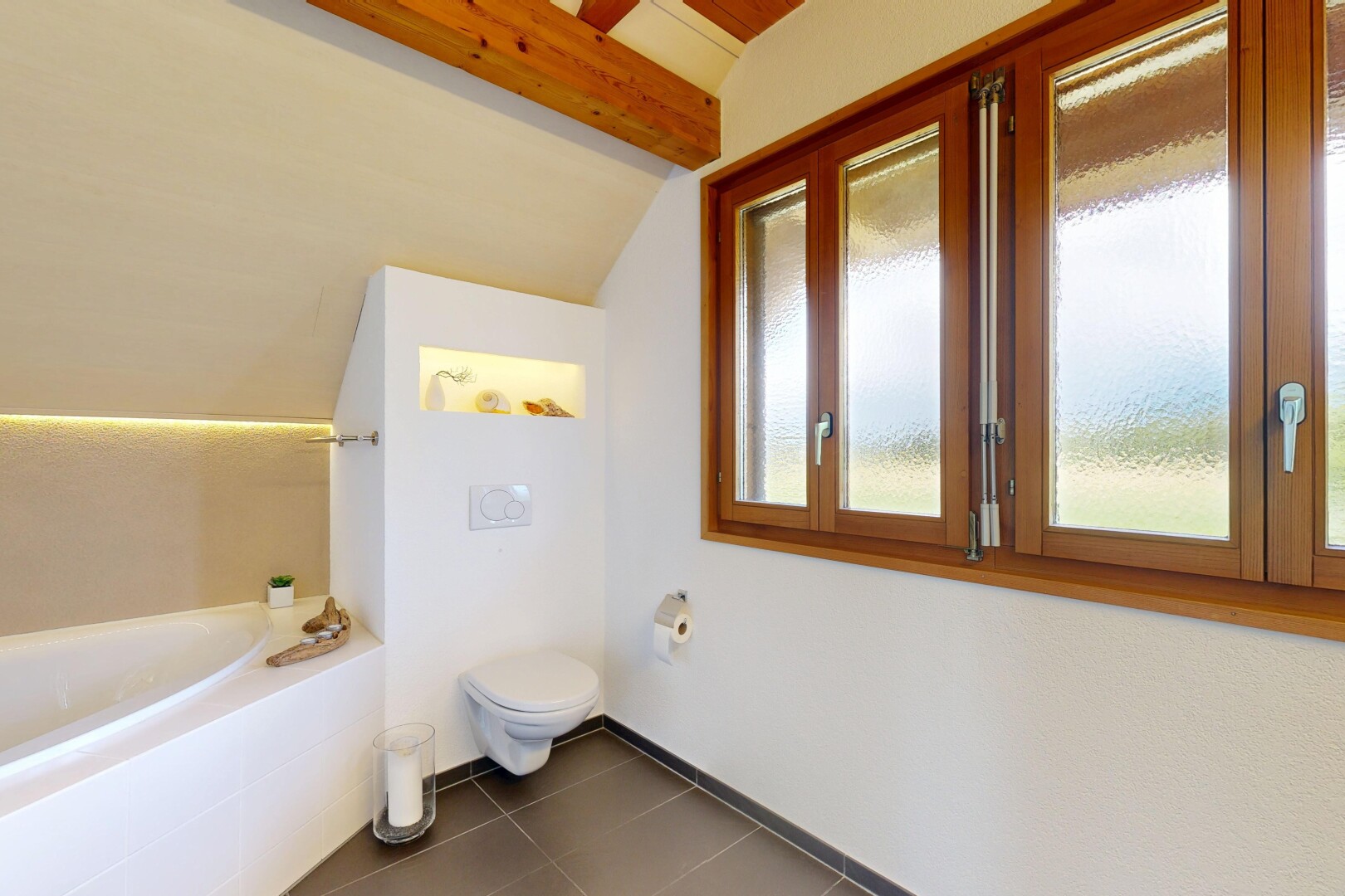 salle de bains avec lumière naturelle, natural light, sol en carrelage, tile floor, et plafond à poutres