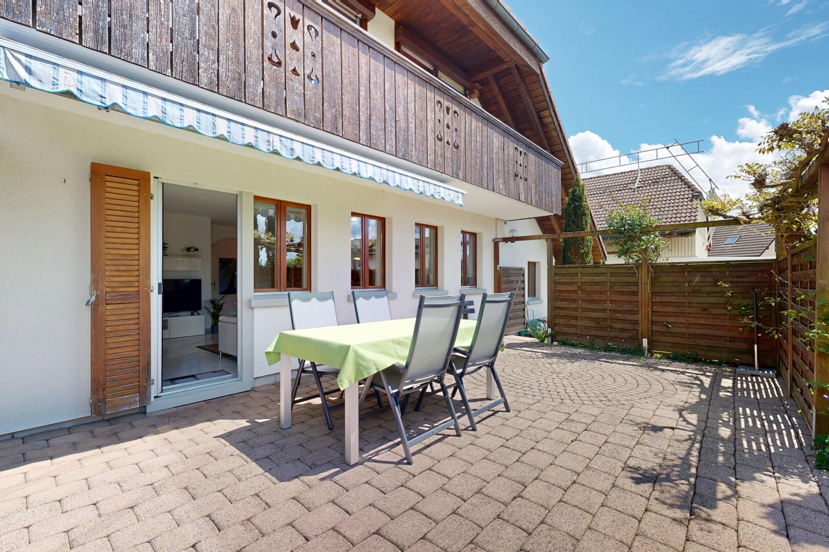 terrasse avec balcon, coin repas extérieur, day time, terrasse, et auvent