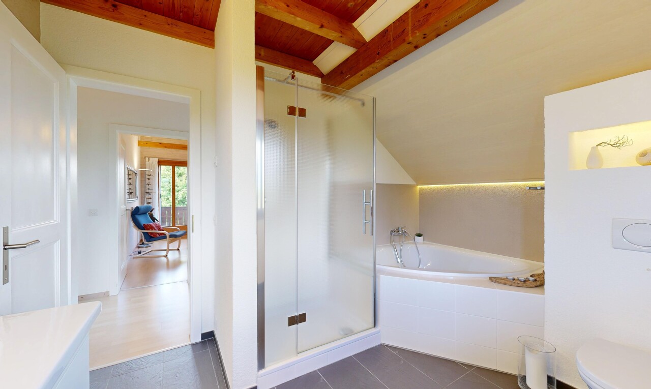 salle de bains avec douche, lavabo (ou coiffeuse selon le contexte), salle de bain complète, bain, et beamed ceiling