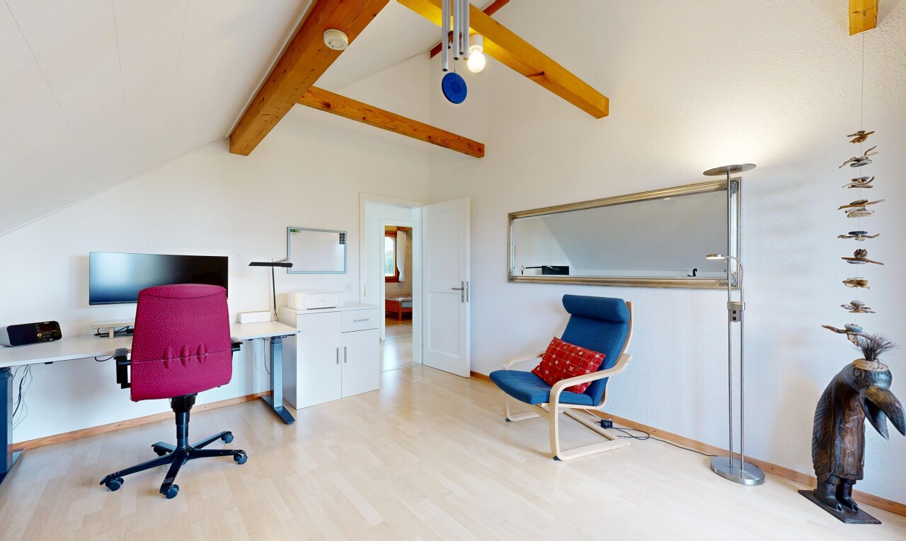 bureau avec sol en finition bois, wood finish floor, espace bureau, plafond à poutres, et beamed ceiling