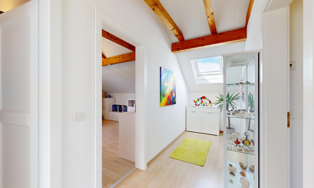 couloir avec puits de lumière, sol en finition bois, wood finish floor, inside property, et cloison sèche