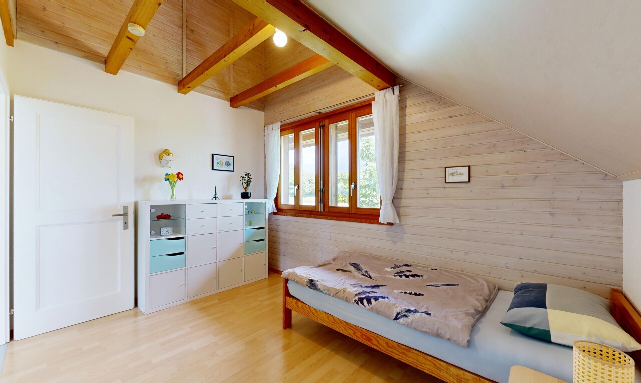 chambre avec mur en bois, wood wall, plafond voûté, vaulted ceiling, et sol en finition bois