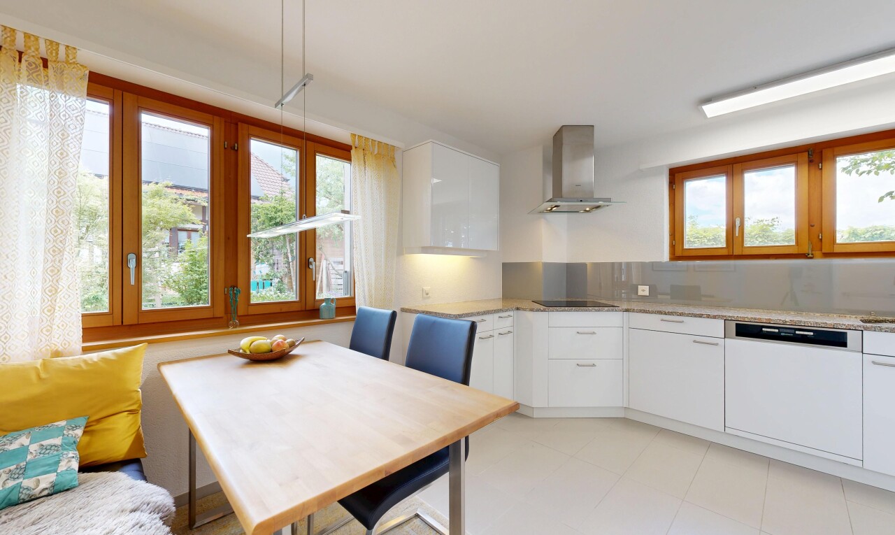 cuisine avec light countertops, white cabinets, armoires blanches, hotte, et inside property