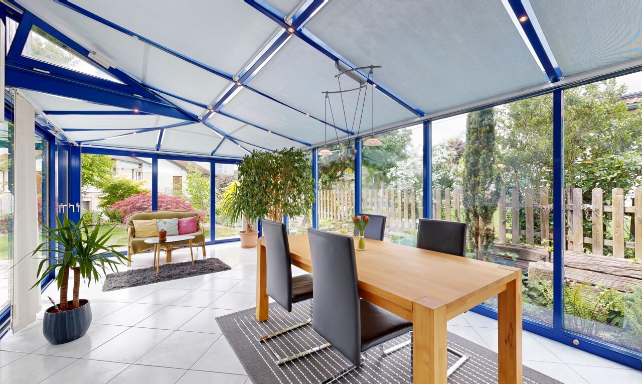 salle à manger avec véranda, sol en carrelage, tile floor, fenêtres du sol au plafond, et floor ceiling windows