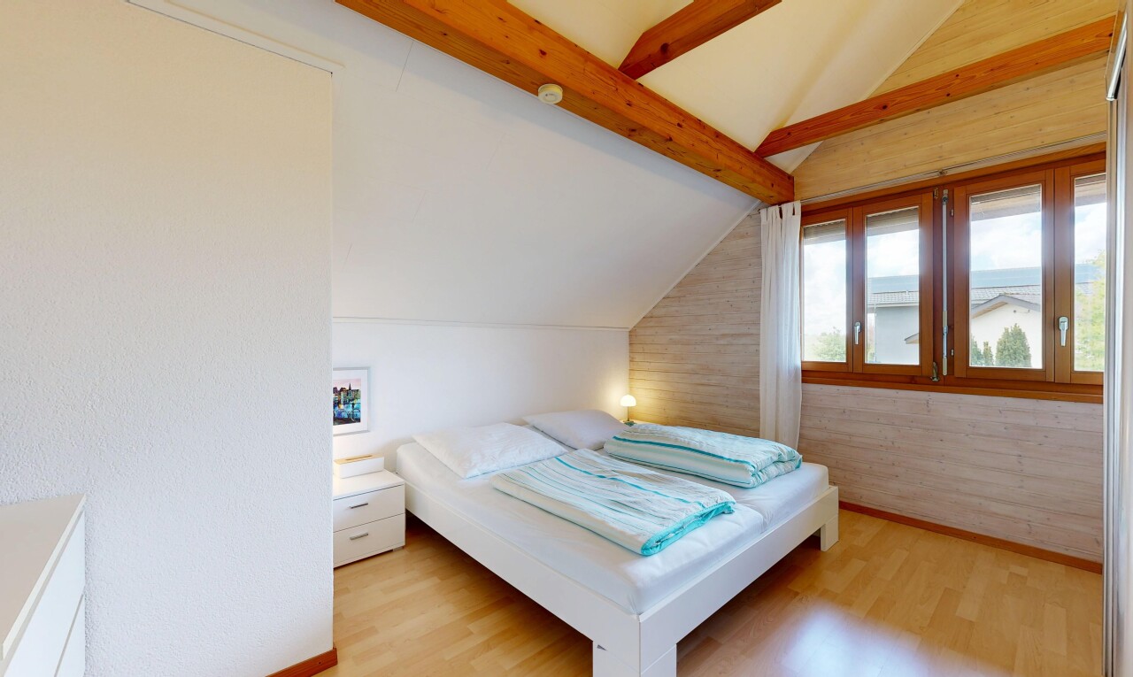 chambre avec plafond voûté, vaulted ceiling, inside property, sol en finition bois, et wood finish floor