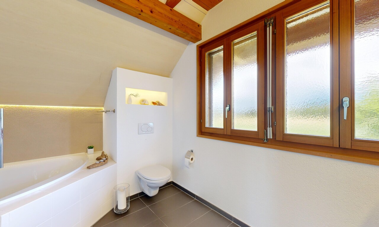 salle de bains avec lumière naturelle, natural light, sol en carrelage, tile floor, et plafond à poutres
