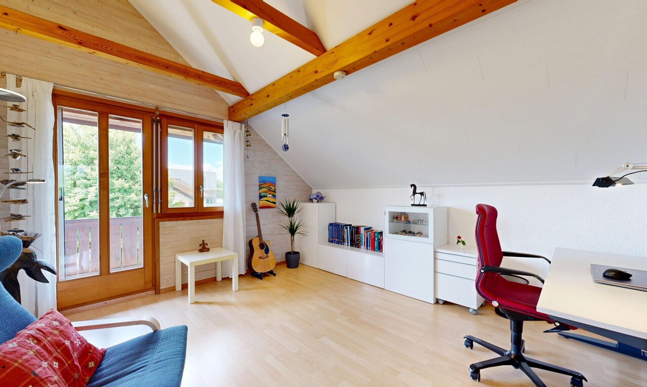 bureau avec plafond voûté, vaulted ceiling, sol en finition bois, wood finish floor, et espace bureau