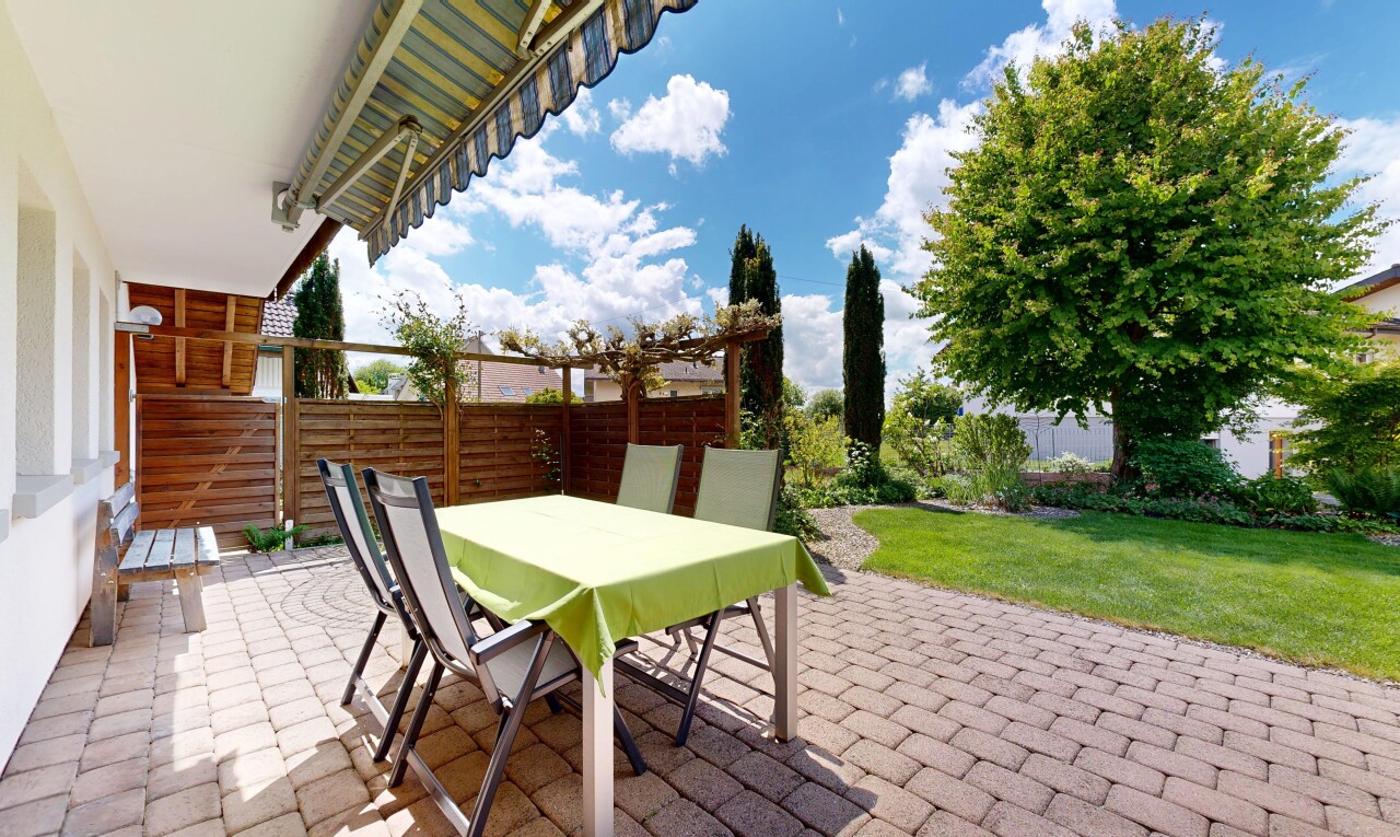 terrasse avec coin repas extérieur, from property, terrasse, clôture, et auvent