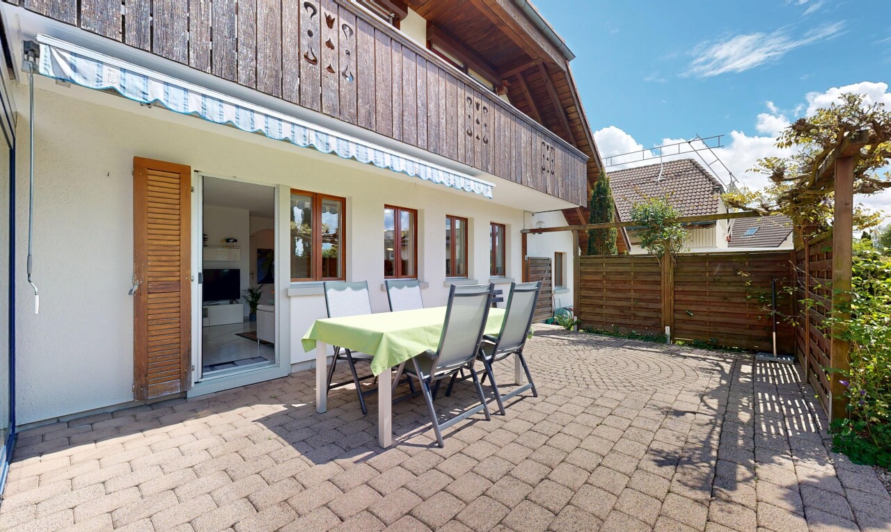 terrasse avec balcon, coin repas extérieur, day time, terrasse, et auvent