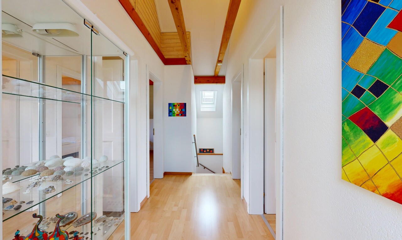 couloir avec drywall, cloison sèche, wood finish floor, sol en finition bois, et inside property