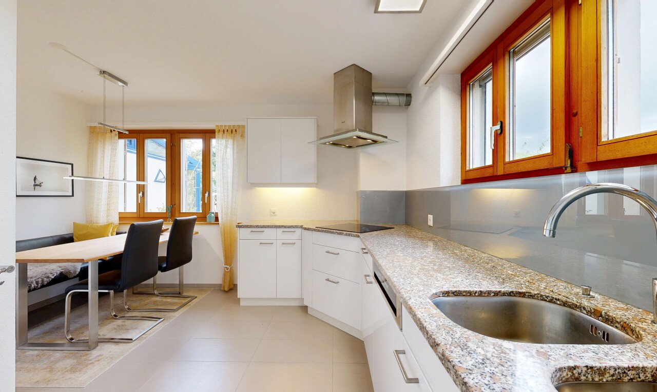 cuisine avec armoires blanches, white cabinets, évier, light floor, et hotte