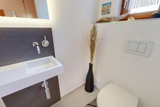 salle de bains avec miroir, inside property, toilette, et évier