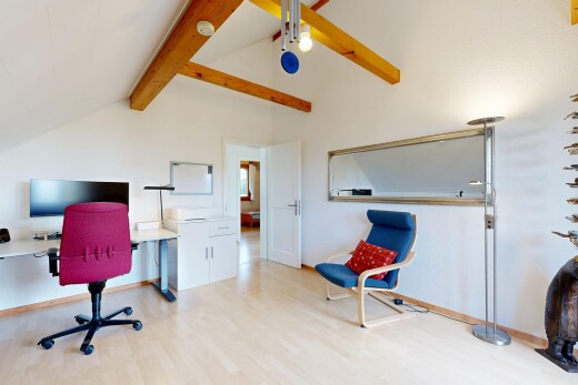 bureau avec sol en finition bois, wood finish floor, espace bureau, plafond à poutres, et beamed ceiling