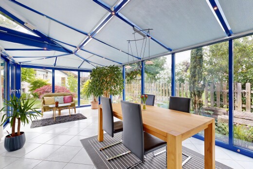 salle à manger avec véranda, sol en carrelage, tile floor, fenêtres du sol au plafond, et floor ceiling windows