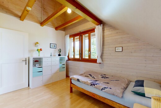 chambre avec mur en bois, wood wall, plafond voûté, vaulted ceiling, et sol en finition bois