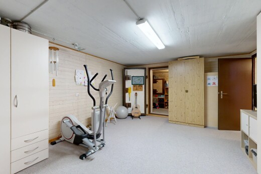 gym avec plafond bas, low ceiling, inside property, sous-sol, et mur en bois