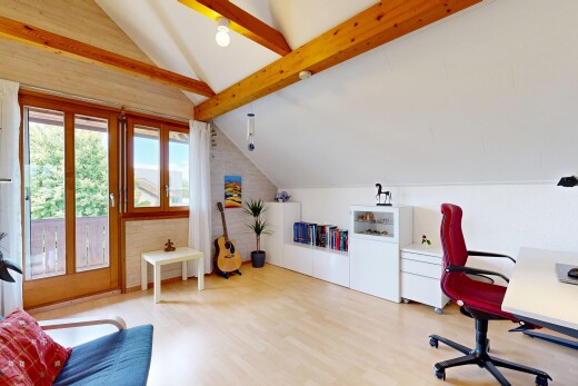 bureau avec plafond voûté, vaulted ceiling, sol en finition bois, wood finish floor, et espace bureau