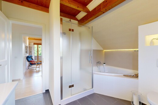 salle de bains avec douche, lavabo (ou coiffeuse selon le contexte), salle de bain complète, bain, et beamed ceiling