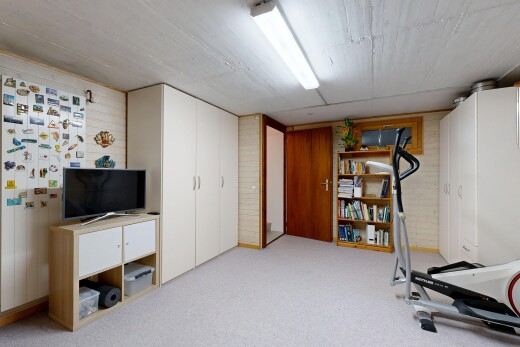 gym avec low ceiling, plafond bas, wood wall, mur en bois, et inside property